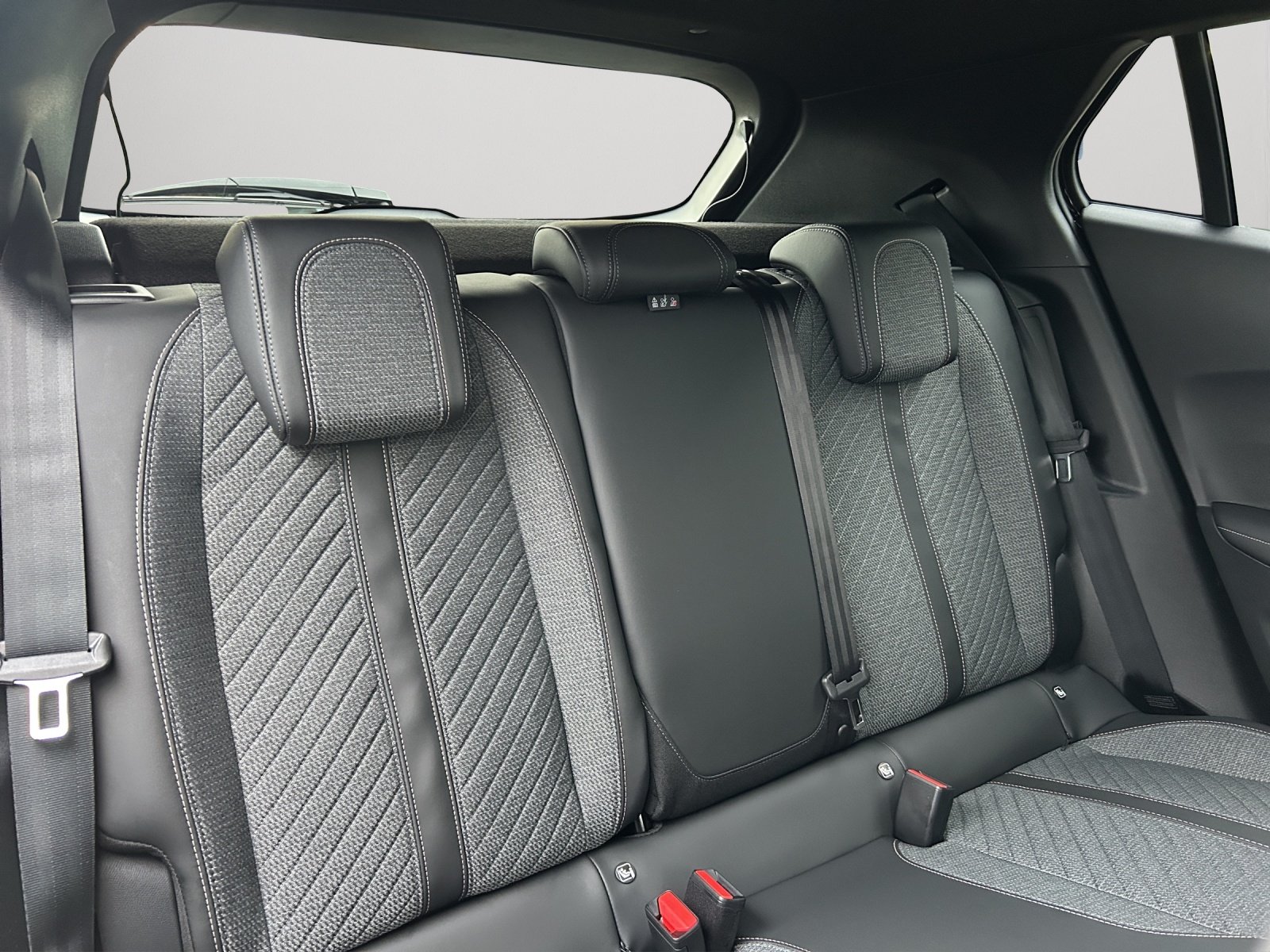 Bild 6 von Peugeot Neuer E-2008  BEV ALLURE AT