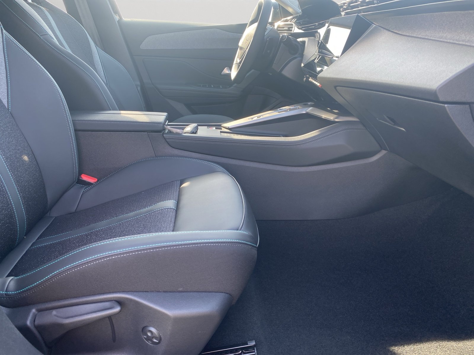 Bild 5 von Peugeot 308 SW ALLURE HYBRID 136