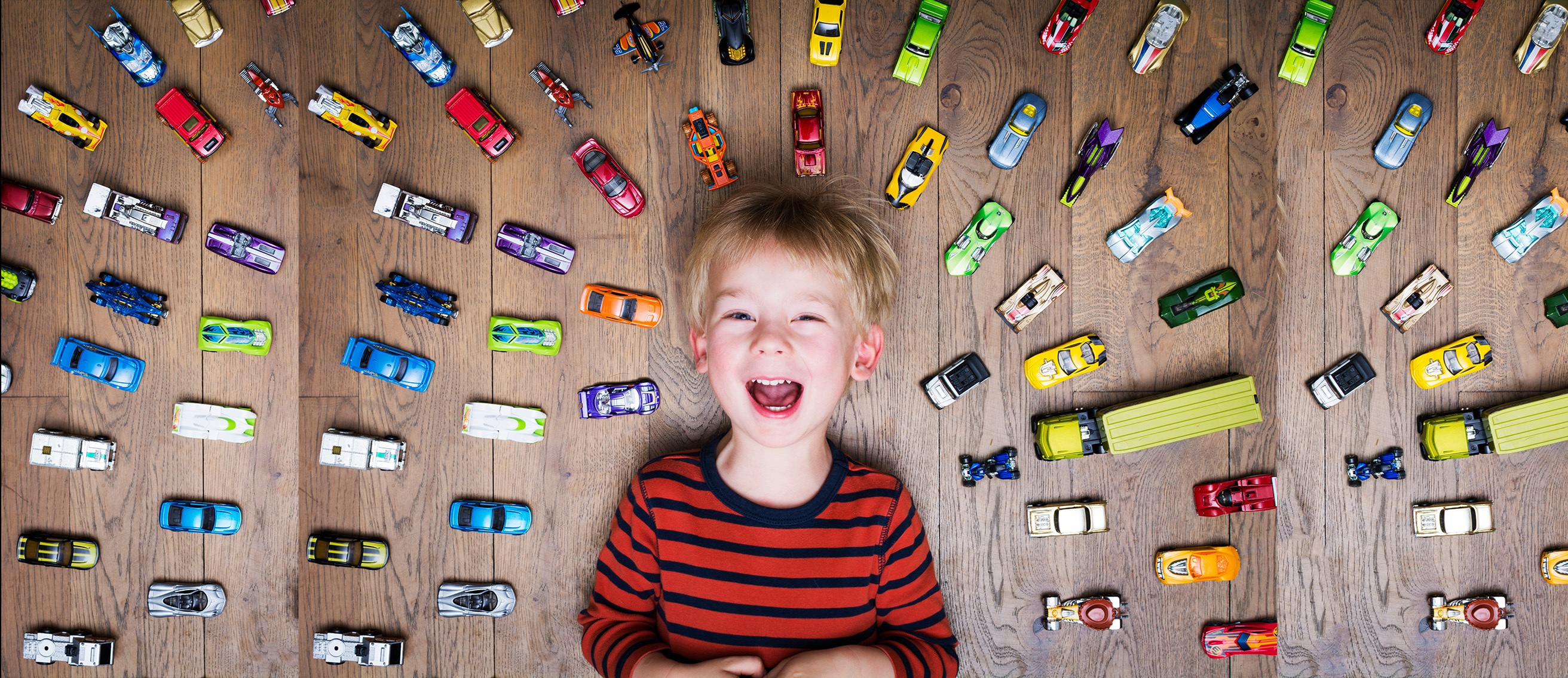 Junge mit Autos